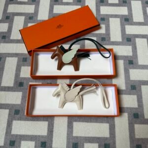 Hermes Rodeo Pegase PM Charms 55 Rouge H & 10 Craie Agneau Leather