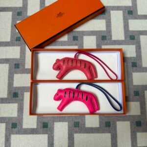 wsxc1715795234133_5-1 Hermes Tiger Bag Charms 8W Rose Azalee & E5 Rose Tyrien Milo Lambskin