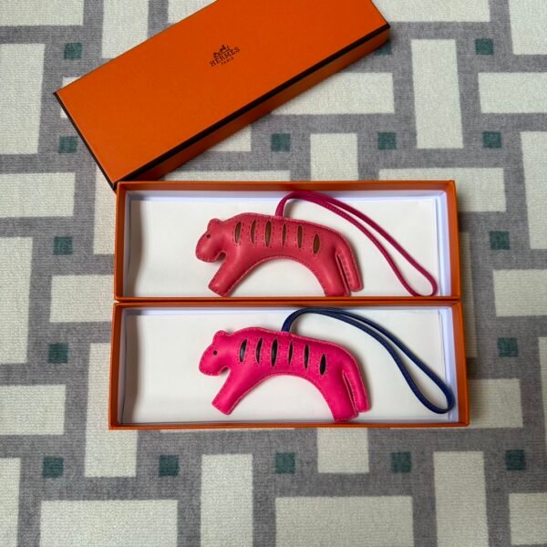 wsxc1715795234133_5-1 Hermes Tiger Bag Charms 8W Rose Azalee & E5 Rose Tyrien Milo Lambskin