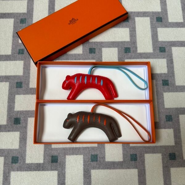 Hermes Tiger Charm Q5 Rouge Casaque & Dark Coffee Milo Lambskin